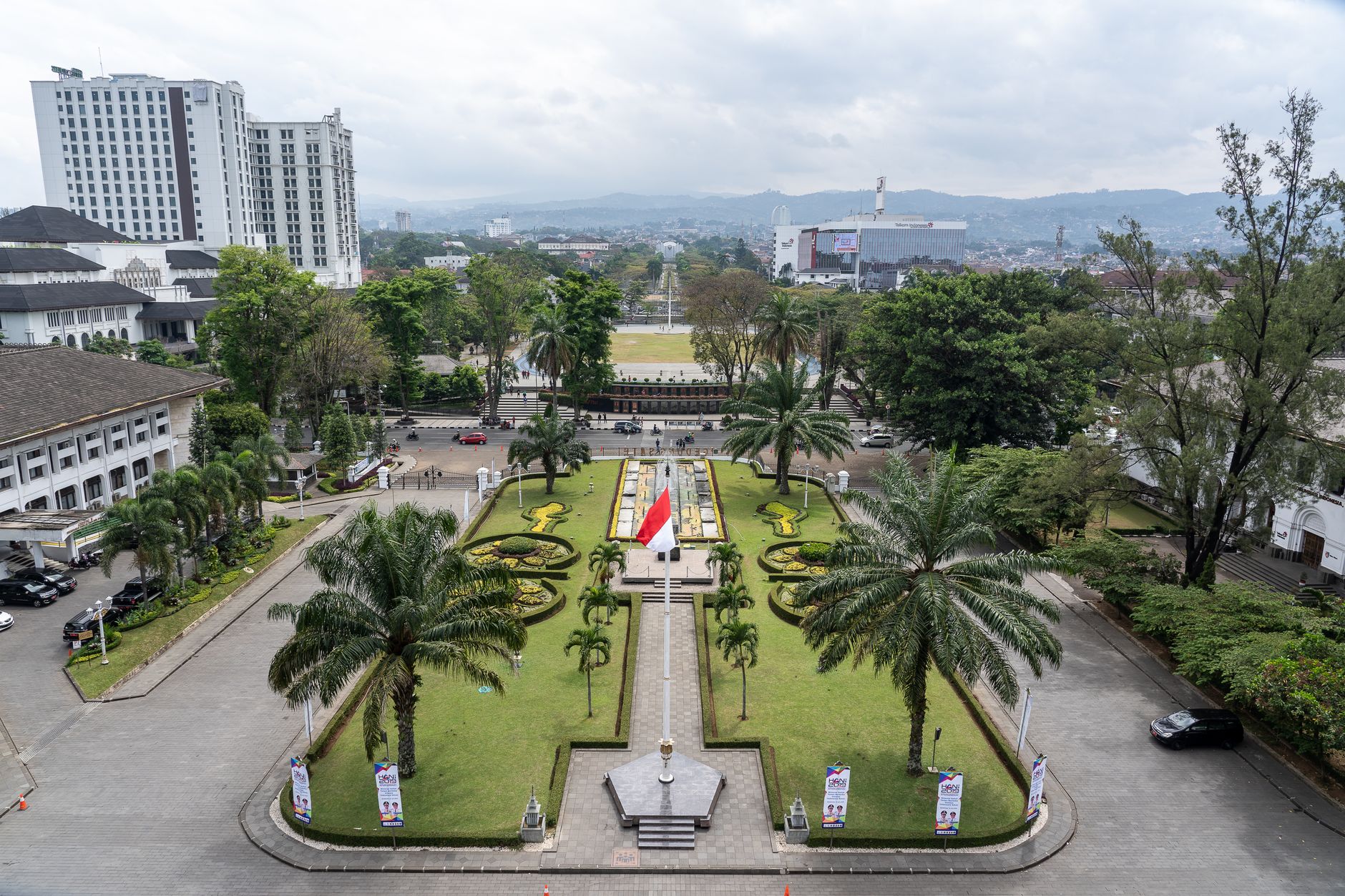 Desain taman modern profesional di Bandung, layanan pembuatan taman lengkap dengan konsep hijau dan estetika.